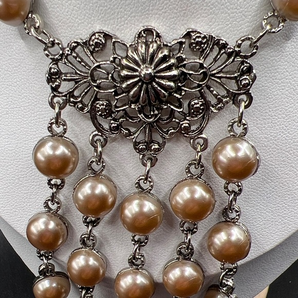 Vintage Dangling faux Pearl Necklace - Picture 2 of 7